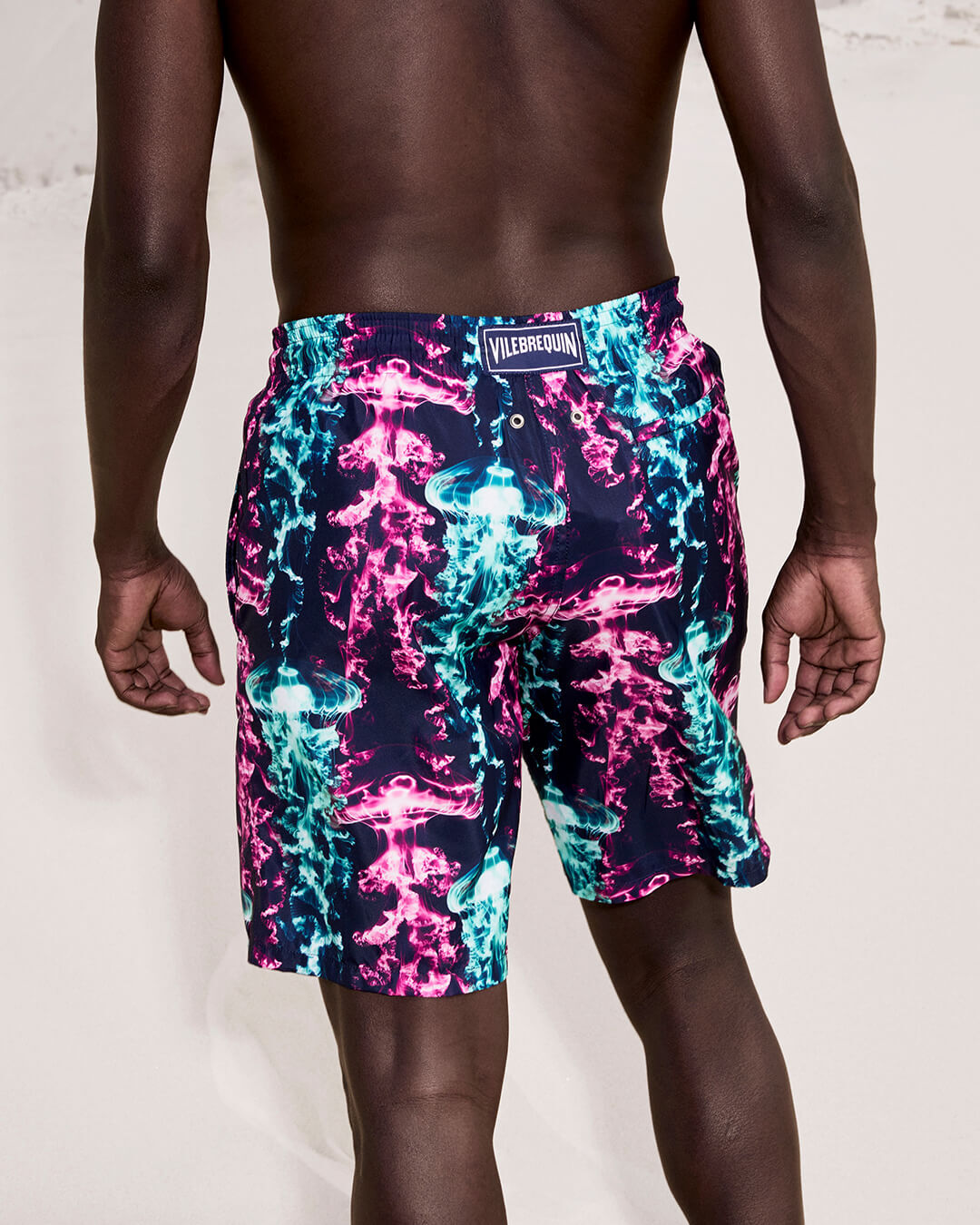 Un pantalón corto de natación rosa y azul